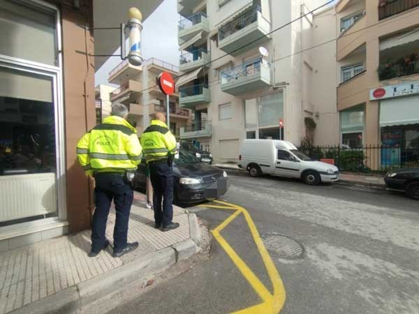 Χτύπησε σταθμευμένο αυτοκίνητο και έφυγε – Αυτόπτης μάρτυρας κάλεσε την Τροχαία Κοζάνης