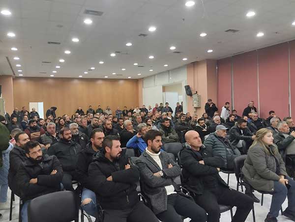 Αγρότες από εκθεσιακό κέντρο Κοίλων: “Μας δουλεύουν στα μούτρα. Είμαστε απλήρωτοι…Μας κλέβουν κι άλλοι κερδίζουν στο τζόκερ”