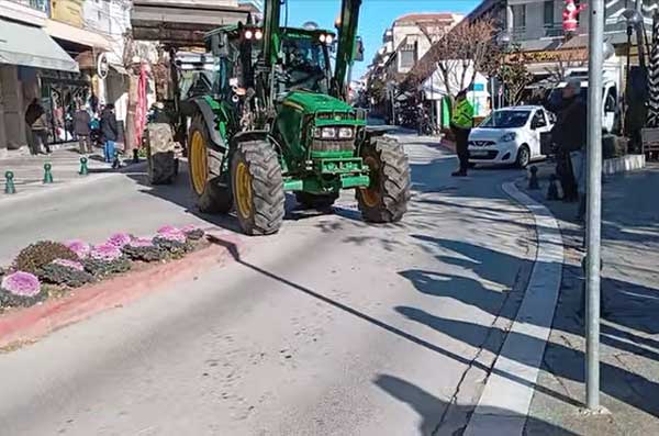 Οι αγρότες διασχίζουν με τα τρακτέρ την πόλη της Πτολεμαΐδας