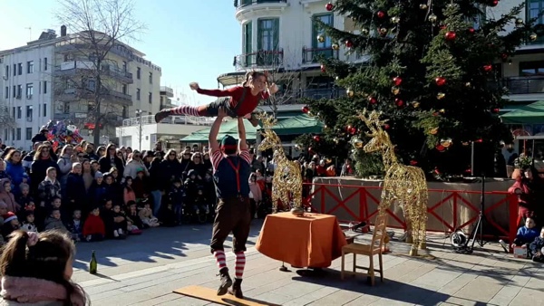 Ξεχωριστή παράσταση ακροβατικών από την ομάδα Acrokuku στην κεντρική πλατεία Κοζάνης για καλό σκοπό