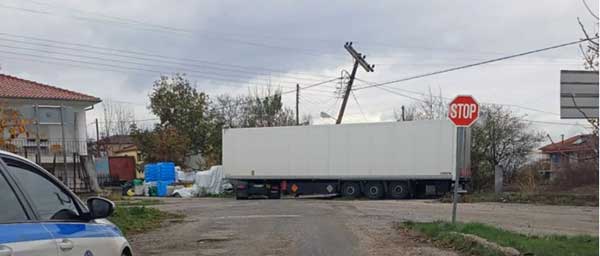 Φορτηγό που μετέφερε νάρκες έπεσε σε κολώνα της ΔΕΗ στο Καπνοχώρι – Διακοπή ρεύματος στην κοινότητα