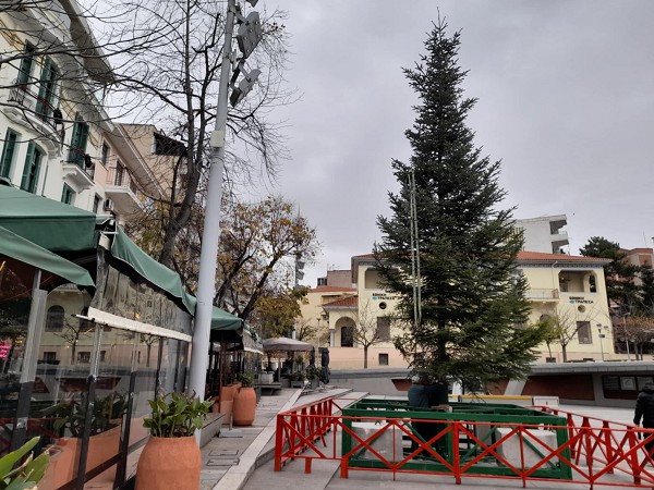 Απομακρύνεται το χριστουγεννιάτικο δέντρο από την πλατεία της Κοζάνης