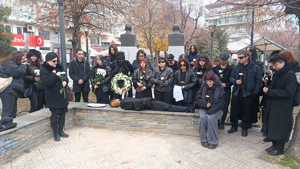 Φλώρινα: “Κηδεία” της σχολής εικαστικών τεχνών από τους φοιτητές