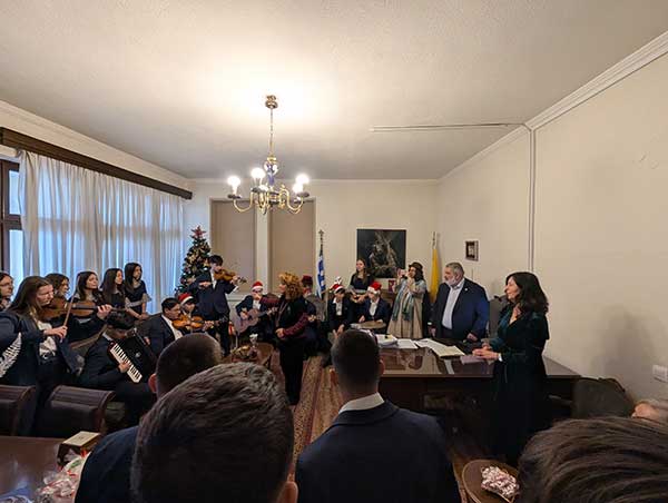 Χριστουγεννιάτικα κάλαντα και ευχές στο Δημαρχείο Εορδαίας