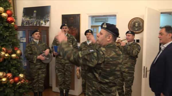 Τα πρωτοχρονιάτικα κάλαντα στο δημαρχείο Κοζάνης από την «Πανδώρα» και τη στρατιωτική μπάντα της 9ης Μ/Π Ταξιαρχίας