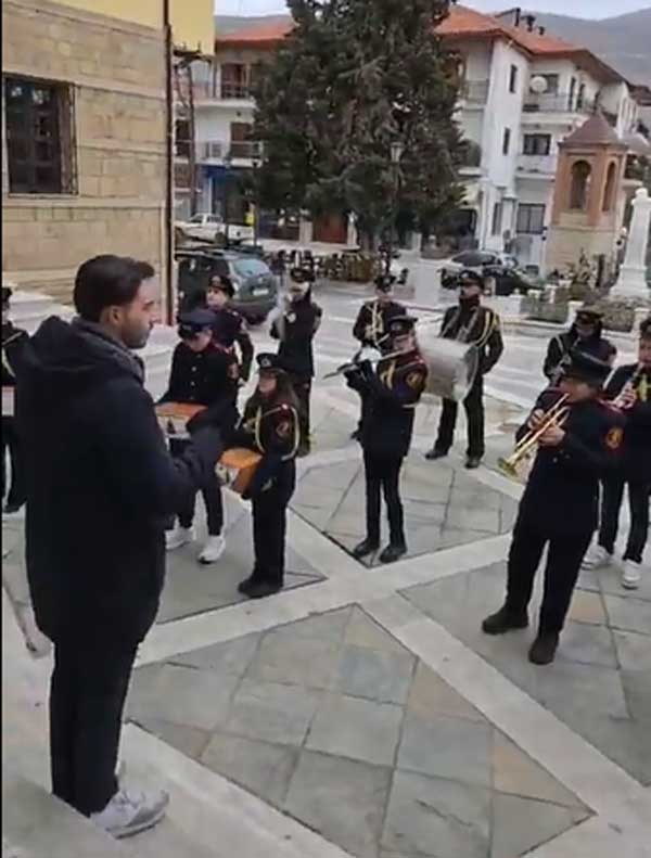 Τα πρωτοχρονιάτικα κάλαντα έψαλλαν έξω από δημαρχείο Βοΐου