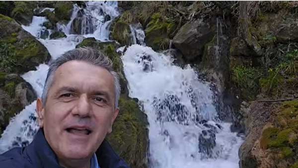 Ο Γιώργος Κασαπίδης στο Πευκόφυτο Καστοριάς με τα τρεχούμενα νερά