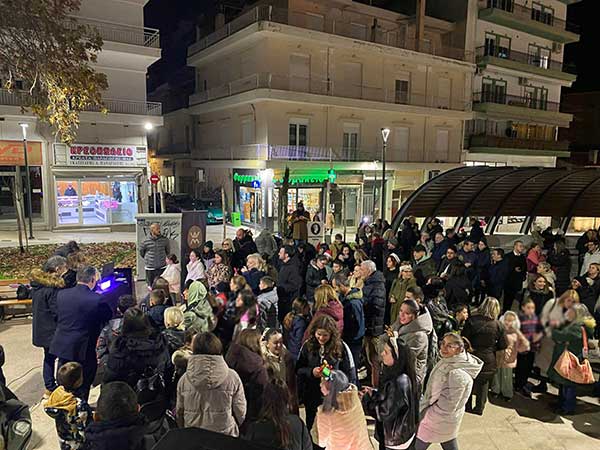 Ο Κοζανίτης Άη Βασίλης… κατέβηκε στην πλατεία Λασσάνη και ξεκίνησε το κυνήγι του θησαυρού