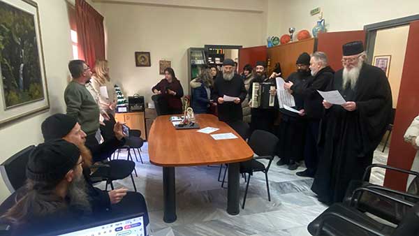 Κάλαντα στο δημαρχείο Βελβεντού από μοναχούς της Ι.Μ.Αγίου Νεκταρίου Παλαιογρατσάνου