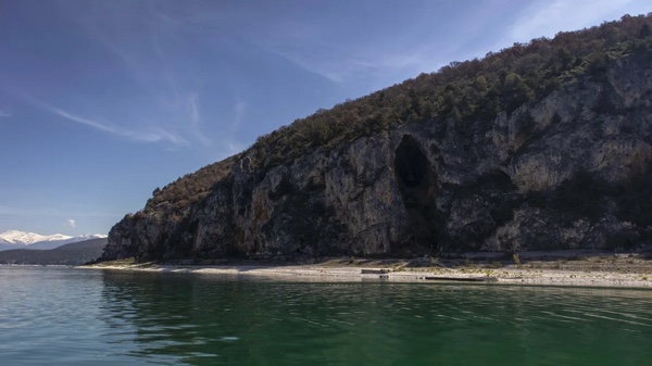 Τα ασκηταριά των Πρεσπών – Αγιογραφίες, παρατηρητήρια ληστών και φορητές εικόνες στους γκρεμόβραχους