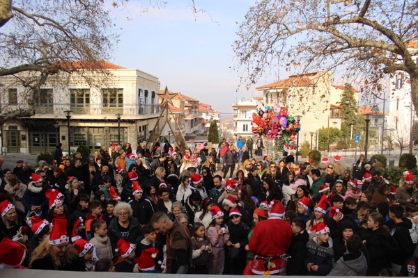 Τα Σέρβια γέμισαν κόκκινο, χαμόγελα και παιδικές φωνές στο Santa Run 2025