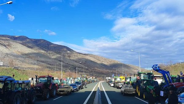 Σε αναμονή αποφάσεων οι αγροκτηνοτρόφοι της Δ. Μακεδονίας – Μία εβδομάδα μπλόκο στη Σιάτιστα