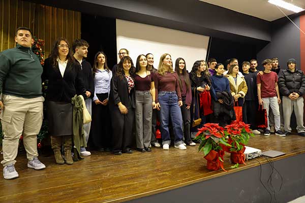 Τελετή βράβευσης αποφοίτων μέσης εκπαίδευσης Λυκείου Βελβεντού και ΕΠΑΛ Σερβίων σχολ. χρονιάς 2024-2025