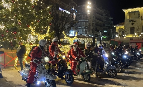 «Vespa Ride of Kindness»: Από την κεντρική πλατεία Κοζάνης ξεκίνησε η χριστουγεννιάτικη διαδρομή του Vespa Club Κοζάνης