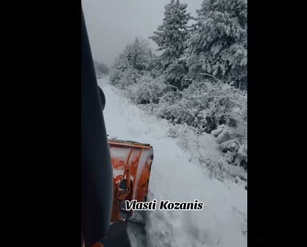 Βίντεο με αποχιονισμό στη Βλάστη