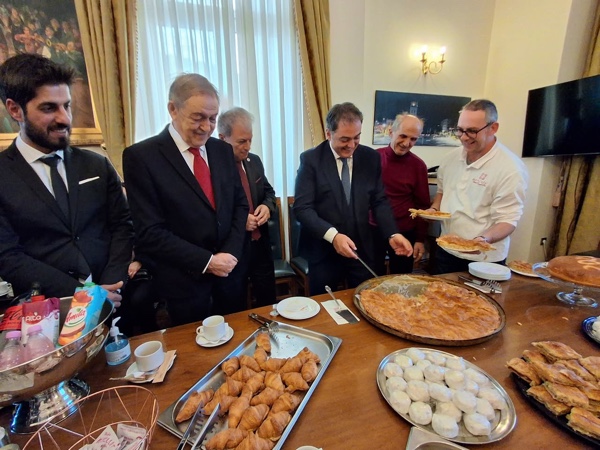 Η κοπή πίτας στο δημαρχείο της Κοζάνης – Ποιος κέρδισε το φλουρί