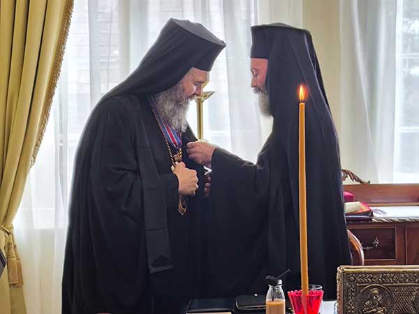 Τιμητική διάκριση από τον Αρχιεπίσκοπο Αυστραλίας κ. Μακάριο στον Μητροπολίτη Φλωρίνης, Πρεσπών και Εορδαίας κ. Ειρηναίο