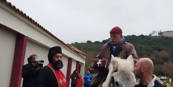 Περισσότεροι από 50 καβαλάρηδες από την Αιανή αναχώρησαν σήμερα Κυριακή 25 Ιανουαρίου από το μοναστήρι του Οσίου Νικάνορα Ζάβορδας
