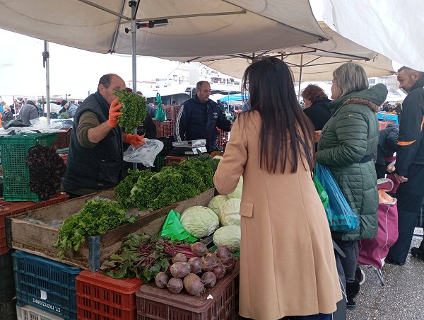 Απεργία επ’ αόριστον στις λαϊκές αγορές. Τι λένε εκθέτες στη λαϊκή αγορά Πτολεμαΐδας