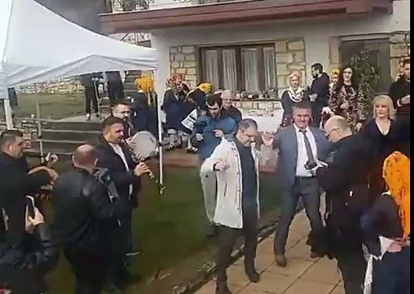 Ο Γιάννης Μητλιάγκας στο έθιμο του Αη -Γιαννιού στη Λευκοπηγή – Μπροστάρης στο χορό