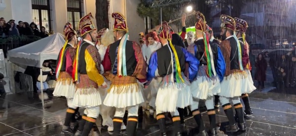 Υπό βροχή πραγματοποιήθηκε η κεντρική εκδήλωση της αναβίωσης του εθίμου των Μωμόγερων στην Πτολεμαΐδα