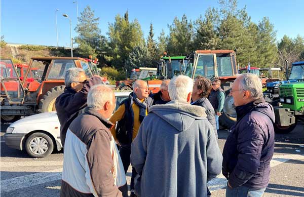 48ωρος αποκλεισμός από αγρότες στο ύψος της Σιάτιστας