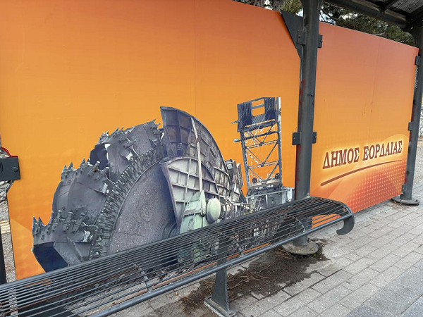 Η ιστορία του τόπου σε μια στάση λεωφορείου!