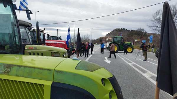 Σιάτιστα: Κλειστή η Εγνατία στο μπλόκο των αγροτών στην Μπάρα – έκλεισαν και την παρακαμπτήριο στην παλιά Εθνική Οδό