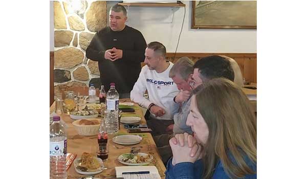 Ο Κώστας Βύζας με ιδιαίτερη έμφαση στα κιχιά και το κρασί των φανών