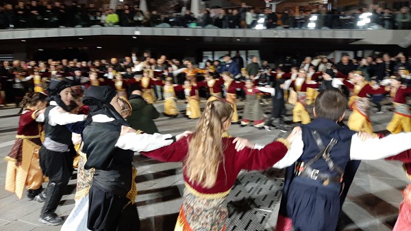 Τα μικρά χορευτικά των ποντιακών σωματείων στην κεντρική πλατεία της Κοζάνης