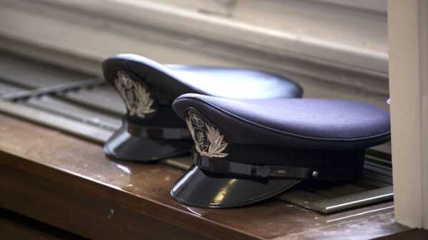 Κεκλεισμένων των θυρών η δίκη του πρώην αστυνομικού της Βουλής και της συζύγου του για σεξουαλική κακοποίηση των παιδιών τους