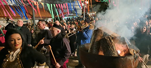 Ζωντάνεψε τη γειτονιά ο Φανός του Αγίου Αθανασίου