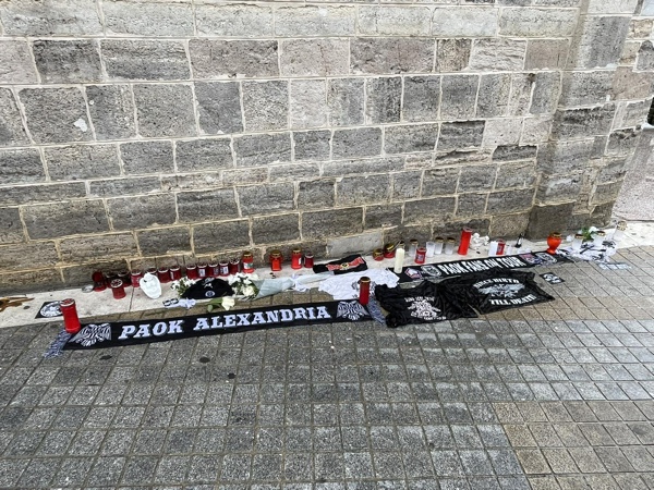 Φόρος τιμής στους αδικοχαμένους οπαδούς του ΠΑΟΚ στην κεντρική πλατεία της Κοζάνης