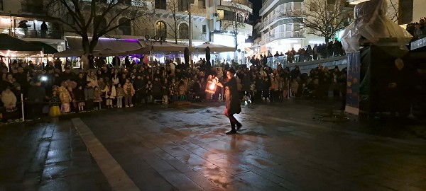 Μια παραμυθένια παράσταση φωτιάς στην πλατεία της Κοζάνης