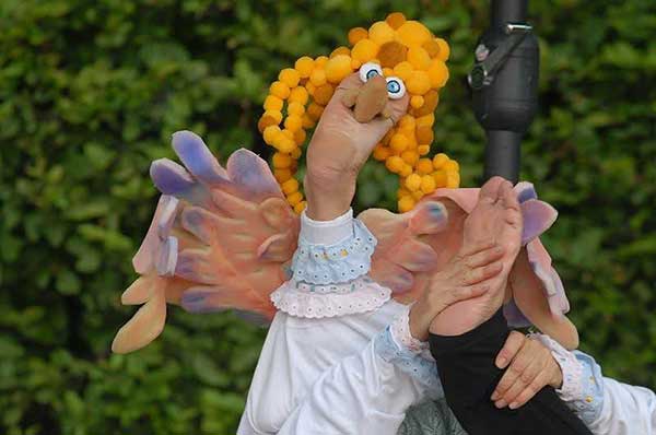 Sourdaki 2 Kids Carnival Fest: Κουκλοθέατρο με… πόδια; Κι όμως γίνεται…Σήμερα στη Βιβλιοθήκη