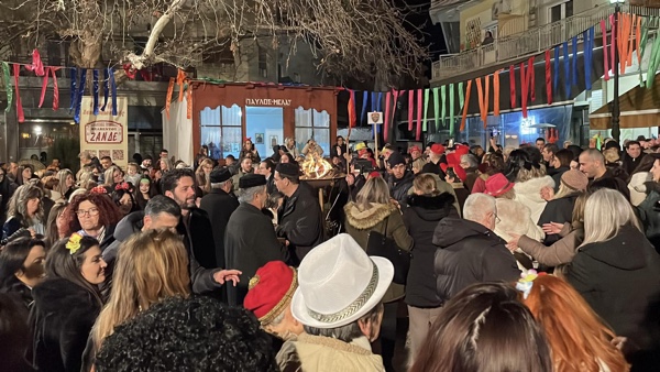 Άναψε την Κυριακή της Μικρής Αποκριάς ο Φανός Παύλος Μελάς