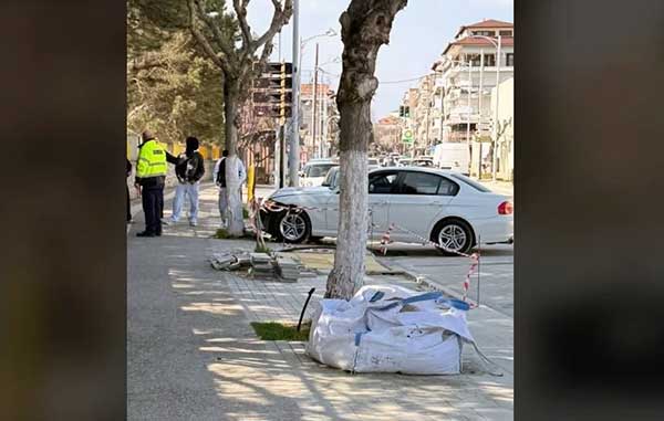 Πτολεμαΐδα: ΙΧ προσέκρουσε σε δέντρο κοντά στο Δημαρχείο