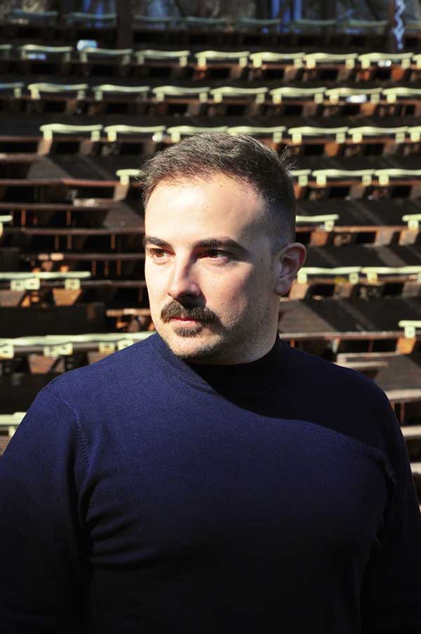 Συνέντευξη του Χάρη Γκατζόφλια στο prlogos για την παράσταση «Με Στέβια και Αγαύη»