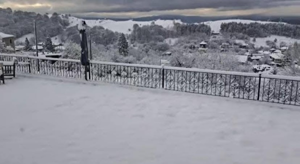 Μαγευτικό χιονισμένο Νυμφαίο λες και είναι χειμώνας (Φωτογραφίες)
