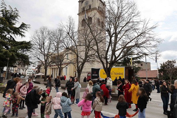 «Το Φορτηγό της Ποίησης Junior»: Πραγματοποιήθηκε ο ποιητικός περίπατος για παιδιά σε βιβλιοπωλεία της πόλης