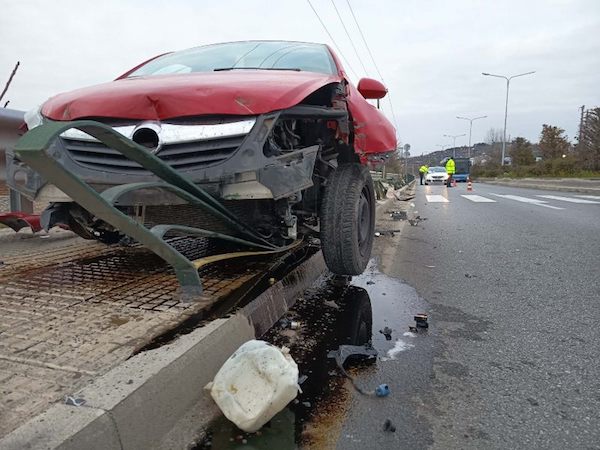Βίντεο: Σφοδρή πρόσκρουση αυτοκίνητου με εκτροπή στην Κοζάνη – Από θαύμα δεν υπήρξαν πεζοί στο σημείο