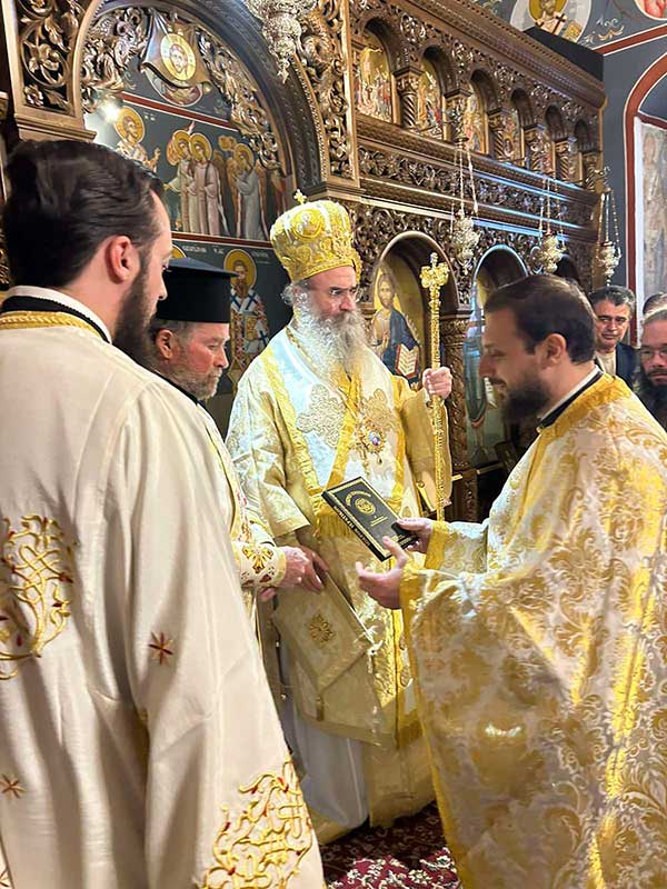 Ο Θεοφιλέστατος Επίσκοπος Αμφιπόλεως κ. Χριστοφόρος στη χειροτονία Διακόνου στον Ι. Ενοριακό Ναό Μεταμορφώσεως του Σωτήρος Κοζάνης: “Ο νεοχειροτονηθείς Διάκονος π. Αχιλλέας, μας διδάσκει και κάτι άλλο, ότι ποτέ δεν είναι αργά”