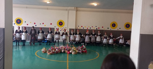 Οι Λαζαρίνες του Κρόκου παρουσίασαν το έθιμο “Λαζαρίνες” στο 17ο Δημοτικό Σχολείο Κοζάνης