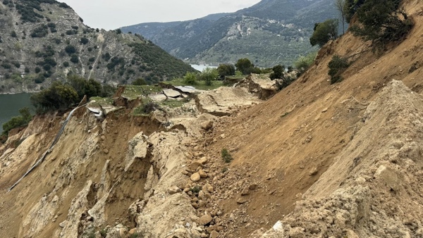 Κατάπτωση δρόμου και πρανούς στην παραλίμνια θέση «Κούρναβος» στο 6ο χλμ του δρόμου Βελβεντού – Φράγματος Πολυφύτου