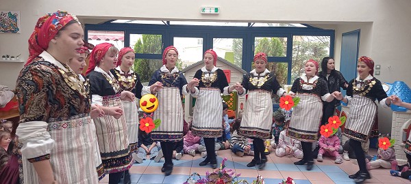 Οι Λαζαρίνες του Κρόκου παρουσίασαν το έθιμο “Λαζαρίνες” στον παιδικό σταθμό Α-Μπε-Μπα-Μπλομ