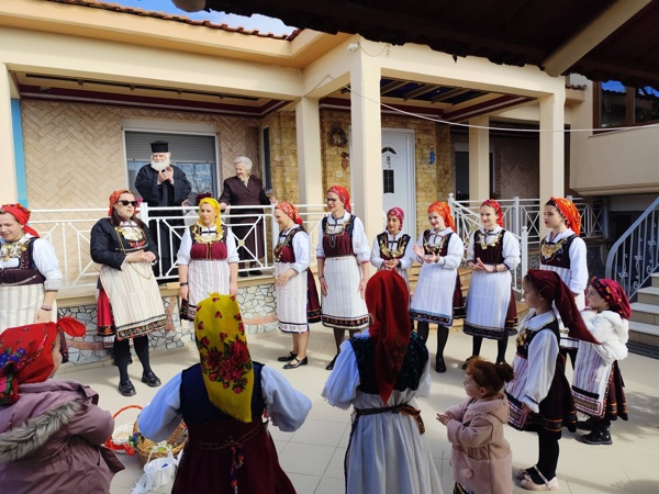 Οι Λαζαρίνες της Καρυδίτσας κράτησαν ζωντανό το έθιμο, γεμίζοντας το χωριό με τραγούδια, χρώματα και χαμόγελα