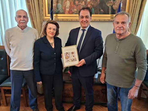 Εθιμοτυπική επίσκεψη του Μικρασιατικού Συλλόγου ΠΕ Κοζάνης στο δήμαρχο Κοζάνης