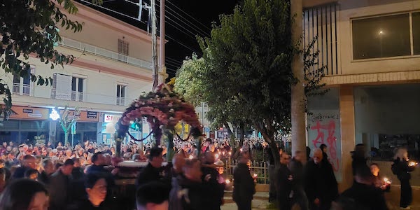 H περιφορά του Επιταφίου στον Ιερό ναό Αγίων Κωνσταντίνου & Ελένης στην Κοζάνη