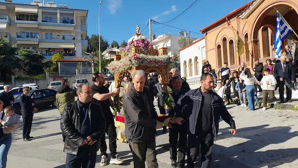 Η περιφορά του Επιταφίου στα κοιμητήρια του Αγίου Γεωργίου Κοζάνης