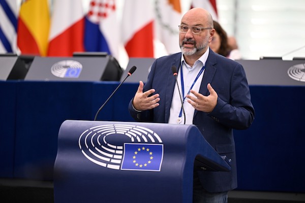 Σάκης Αρναούτογλου: «Η Κυβέρνηση εξήγγειλε επίδομα ενοικίου – γιατί εξαφανίστηκε από το τελικό Κοινωνικό Κλιματικό Σχέδιο;»
